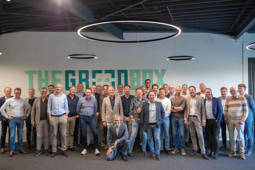 Grote groep mannen op bezoek The Green Box