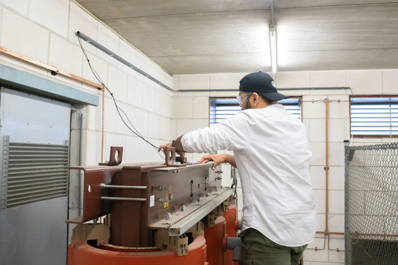 Man bedient sensoren Oktogrid bij transformatoren The Green Box