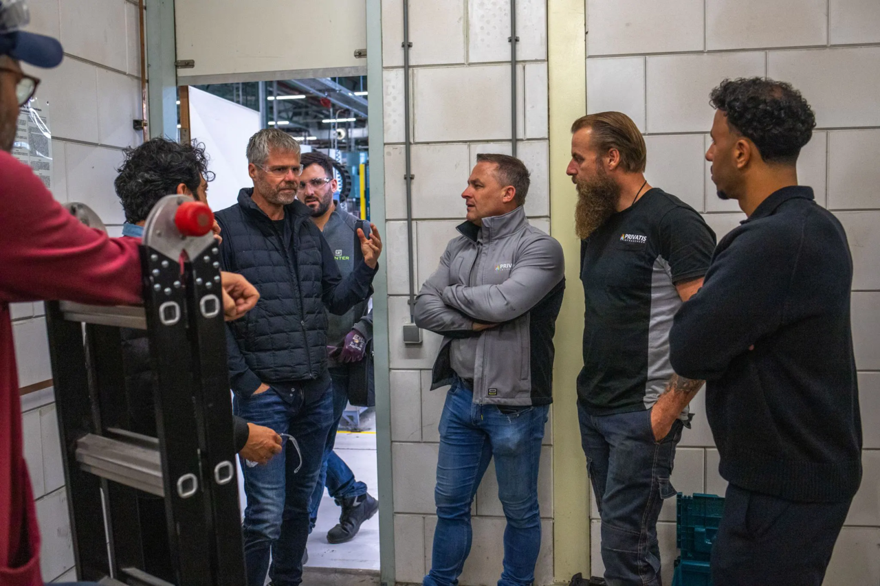 Groep mannen in gesprek tijdens onderhoud elektriciteitsnetwerk