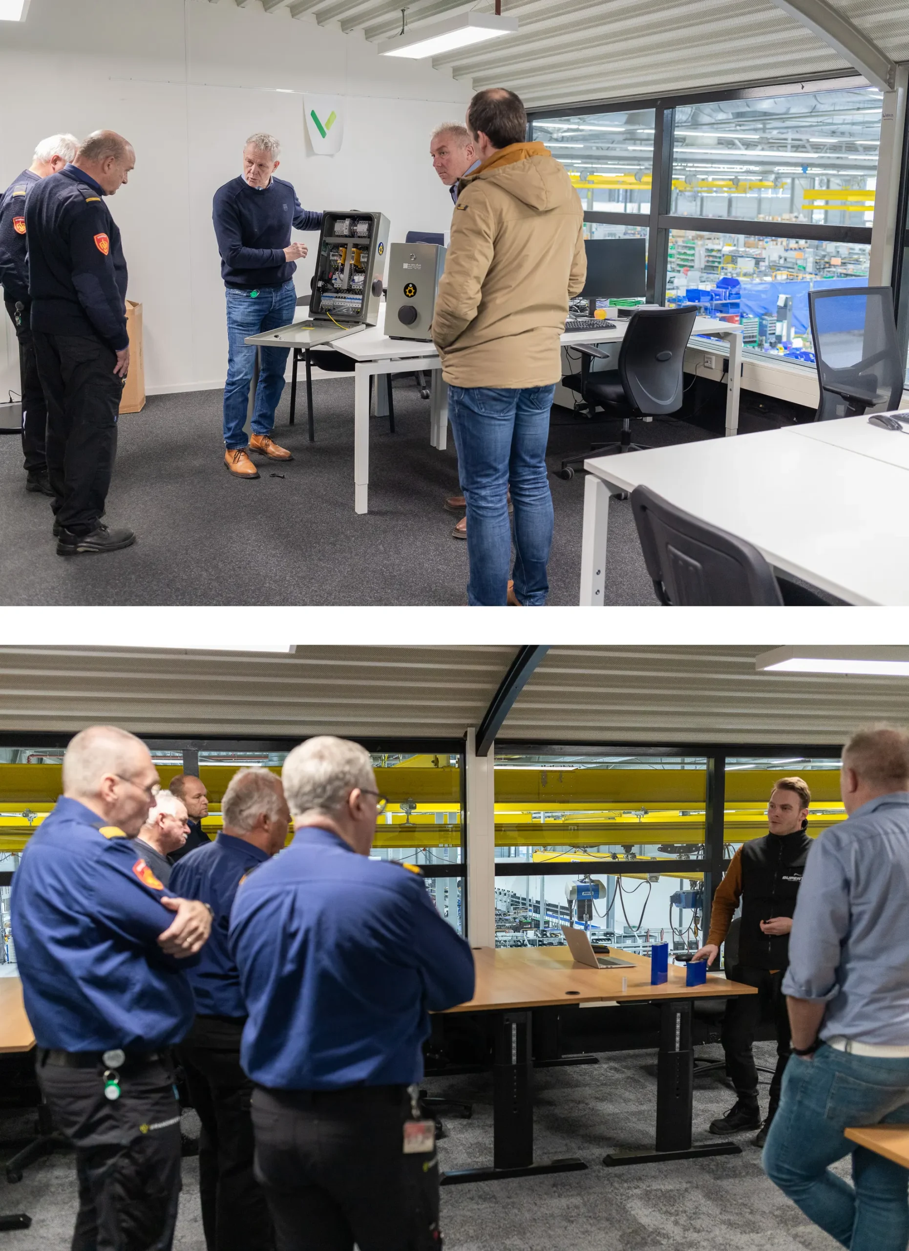 Groep professionals bekijkt technische apparatuur en presentatie in moderne kantooromgeving met glazen wanden.