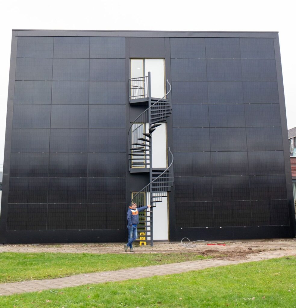 Moderne zwarte gevelbekleding Gevel PV op gebouw met Rien Veldsink