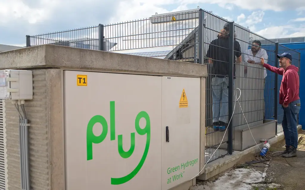 Waterstof van Plug Power met Oktogrid werknemer die sensoren aansluiten